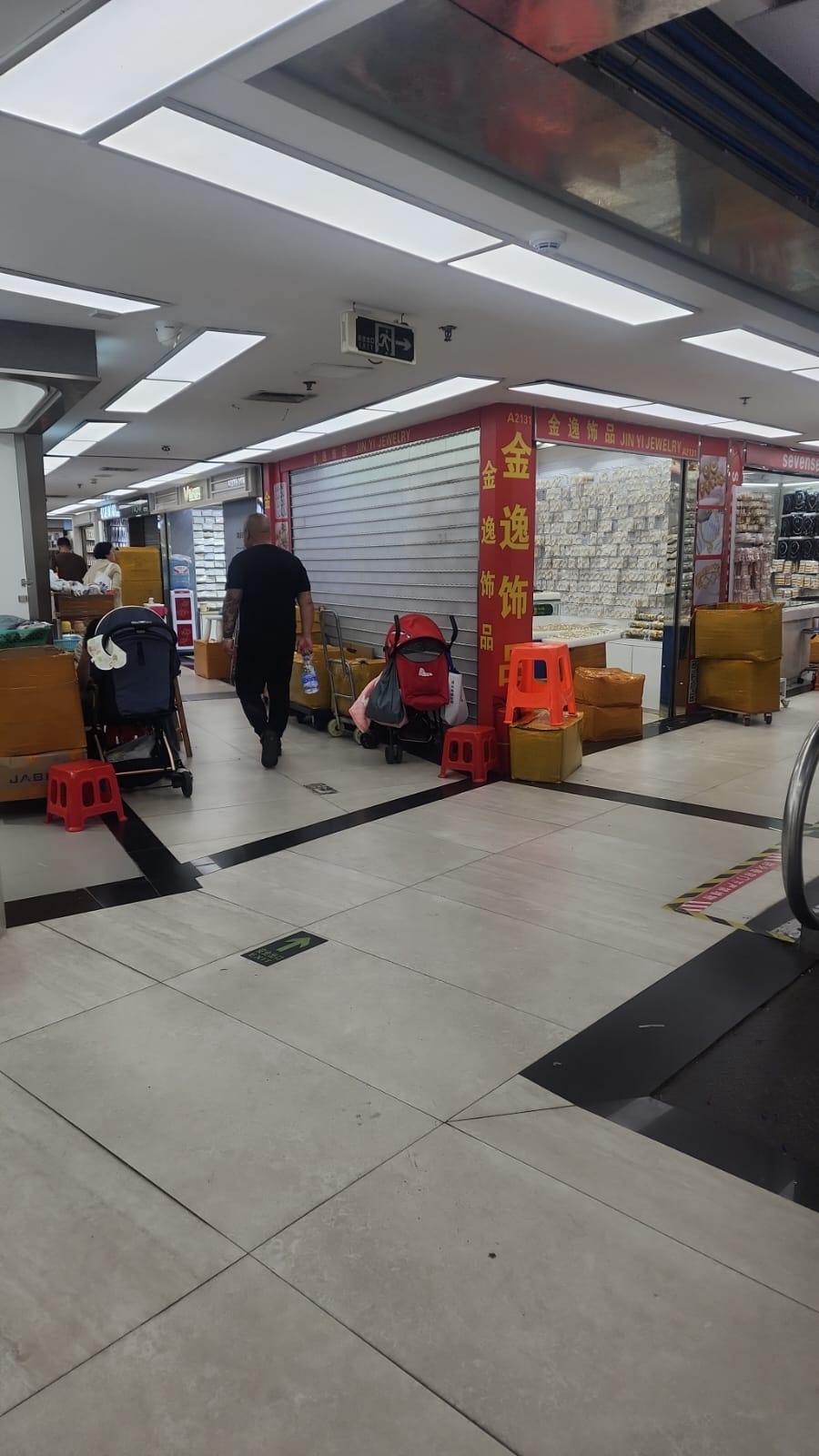 Guided market tour in China